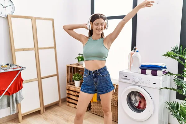 Junge Hispanische Frau Hört Musik Und Wartet Waschküche Auf Waschmaschine — Stockfoto