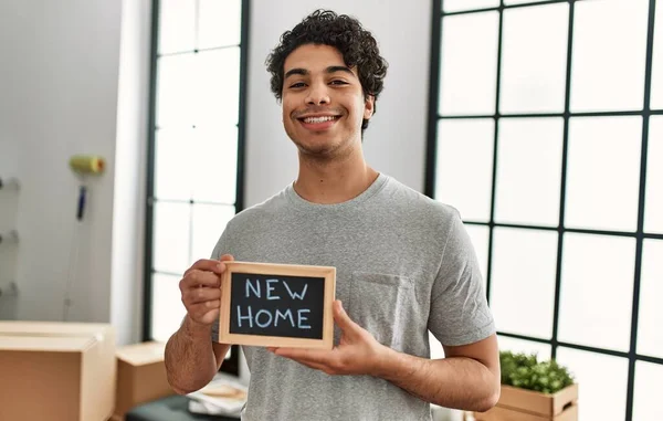 Jonge Latino Man Glimlachend Gelukkig Vasthouden Schoolbord Met Nieuwe Home — Stockfoto