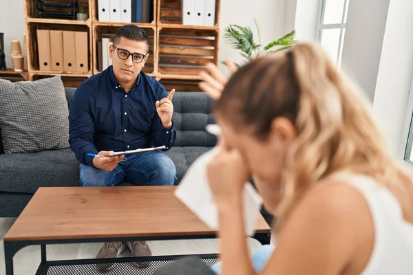 Young Latin Man Psychologist Speaking Patient Psychology Clinic — Stock Photo, Image