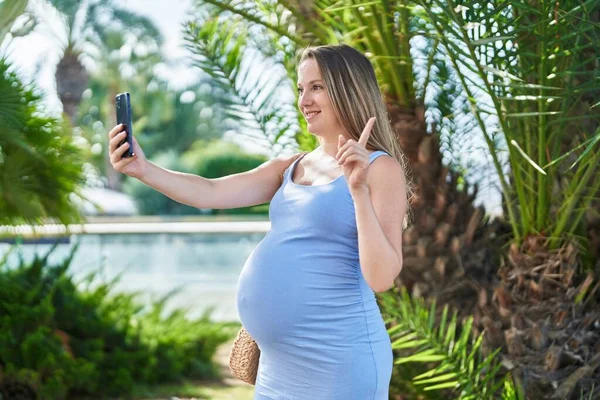 Jonge Zwangere Vrouw Doet Videogesprek Met Smartphone Glimlachen Gelukkig Wijzend — Stockfoto
