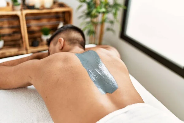 Young Hispanic Man Relaxed Having Skin Back Treatment Beauty Center — Stock Photo, Image