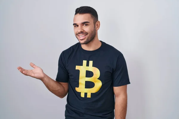 Joven Hombre Hispano Vistiendo Camiseta Bitcoin Señalando Lado Con Las —  Fotos de Stock