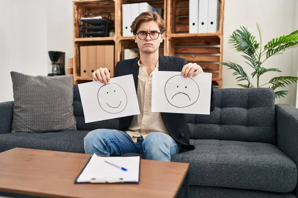 Молодий Терапевт Який Працює Над Депресією Тримає Сумний Щасливих Емоцій — стокове фото