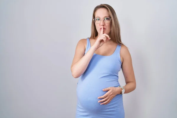 Jonge Zwangere Vrouw Die Een Witte Achtergrond Staat Vraagt Stil — Stockfoto