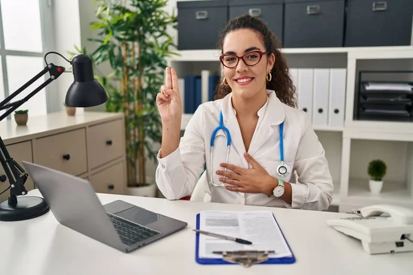 Young Hispanic Woman Wearing Doctor Uniform Stethoscope Smiling Swearing Hand — Stock Photo, Image