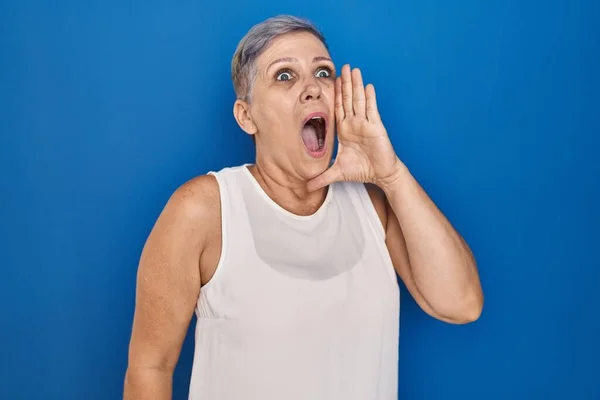 Orta Yaşlı Beyaz Bir Kadın Mavi Arka Planda Durmuş Ele — Stok fotoğraf