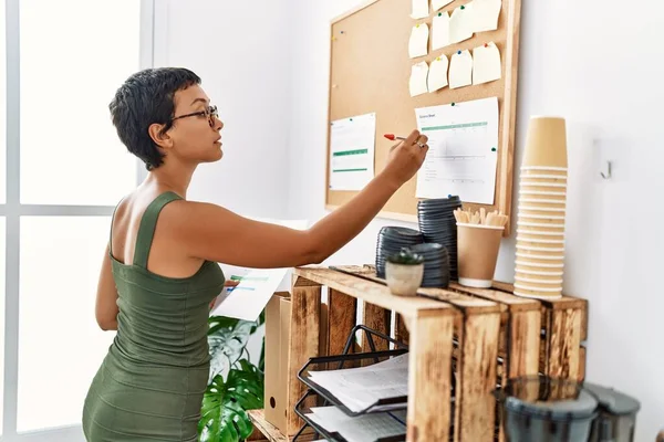Young Hispanic Woman Writing Corkboard Office — Stock Photo, Image
