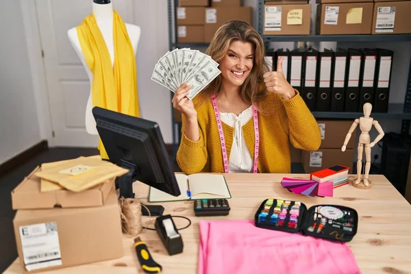 Młoda Kobieta Przez Manekina Małym Przedsiębiorstwie Trzymając Pieniądze Uśmiechnięty Szczęśliwy — Zdjęcie stockowe