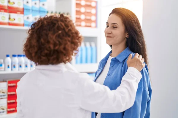 Two Women Pharmacist Customer Speaking Pharmacy — Foto de Stock