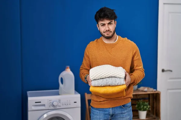 Hispanic Man Med Skägg Hålla Ren Vikta Tvätt Ledtrådar Och — Stockfoto