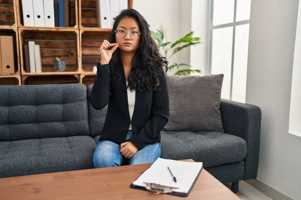 Young Asian Woman Consultation Office Mouth Lips Shut Zip Fingers — Fotografia de Stock
