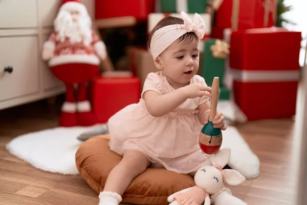 Adorável Criança Jogando Maraca Sentado Chão Pelo Presente Natal Casa — Fotografia de Stock
