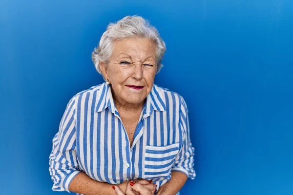 Ηλικιωμένη Γυναίκα Γκρίζα Μαλλιά Στέκεται Πάνω Από Μπλε Φόντο Χέρι — Φωτογραφία Αρχείου