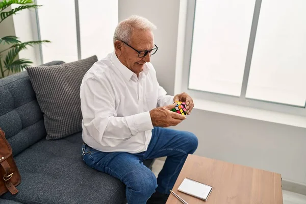 Senior Muž Psycholog Usměvavý Sebevědomě Hrát Duševní Hru Psychologickém Centru — Stock fotografie