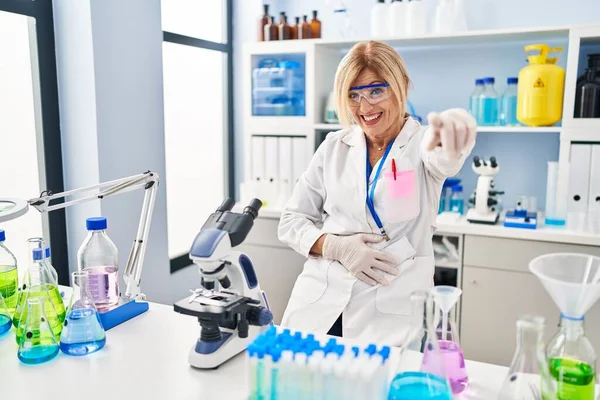 Блондинка Середнього Віку Працює Лабораторії Вченого Сміючись Над Вами Вказуючи — стокове фото