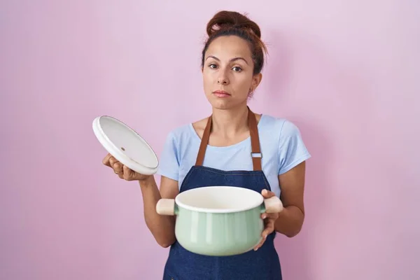 Brunette Woman Wearing Apron Holding Cooking Pot Relaxed Serious Expression — Stock Photo, Image