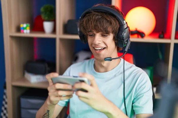 Junger Blonder Mann Spielt Videospiel Mit Smartphone Spielothek — Stockfoto