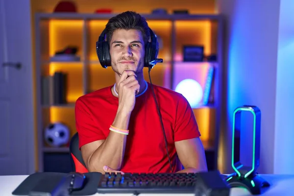 Young Hispanic Man Playing Video Games Looking Confident Camera Smile — Stock Photo, Image