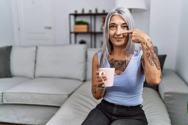 Mujer Pelo Gris Mediana Edad Bebiendo Café Sentada Sofá Casa — Foto de Stock
