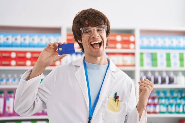 Giovane Ispanico Che Lavora Farmacia Con Carta Credito Urlando Orgoglioso — Foto Stock