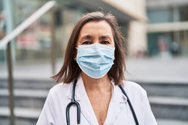 Doktor Üniforması Sağlık Maskesi Takan Orta Yaşlı Bir Kadın Sokakta — Stok fotoğraf