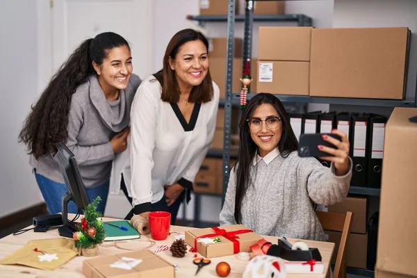 Tres Mujeres Comercio Electrónico Trabajadores Negocios Haciendo Selfie Por Teléfono —  Fotos de Stock