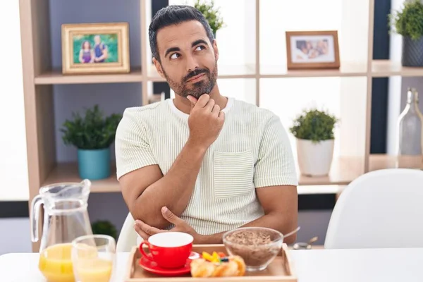 Homme Hispanique Avec Barbe Manger Petit Déjeuner Pensée Concentré Sur — Photo