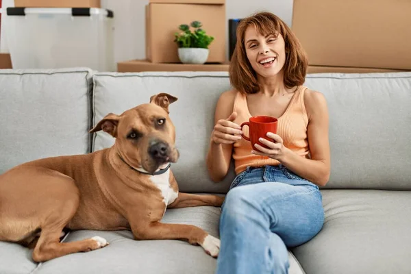 Junge Kaukasische Frau Trinkt Kaffee Sitzend Auf Sofa Mit Hund — Stockfoto