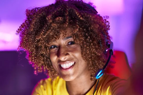 非洲裔美国女人面带微笑自信地在游戏室用相机自拍 — 图库照片
