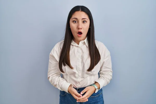 Young Latin Woman Standing Blue Background Afraid Shocked Surprise Amazed — Zdjęcie stockowe
