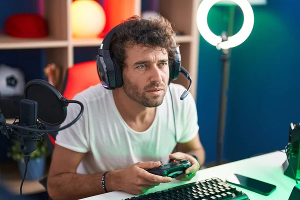 Young Hispanic Man Streamer Playing Video Game Using Joystick Music — Stock Photo, Image
