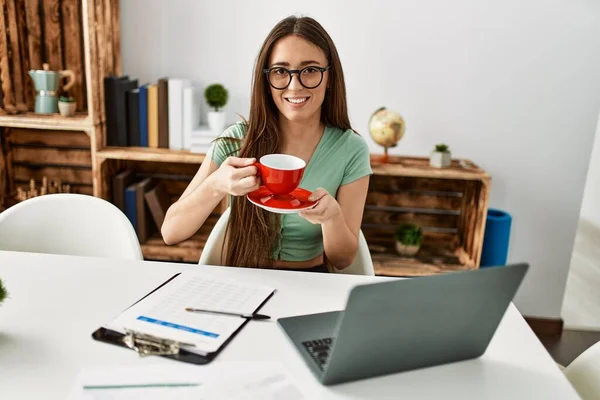 Young Hispanic Woman Using Laptop Drinking Coffee Sitting Table Home — Fotografia de Stock