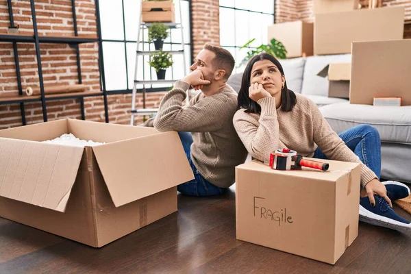 Man Vrouw Paar Verpakking Breekbare Kartonnen Doos Nieuw Huis — Stockfoto