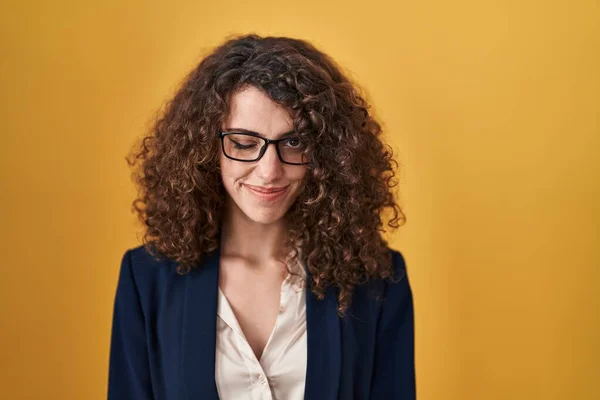 Hispanic Woman Curly Hair Standing Yellow Background Winking Looking Camera — Stok fotoğraf