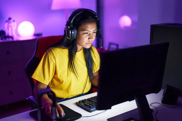 年轻美丽的拉丁女子在游戏室用电脑玩电子游戏 — 图库照片