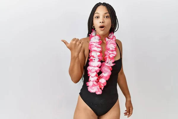 Young African American Woman Wearing Swimsuit Hawaiian Lei Surprised Pointing — Stock Photo, Image