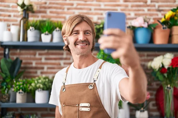 Young Blond Man Florist Make Selfie Smartphone Flower Shop — Stock Photo, Image