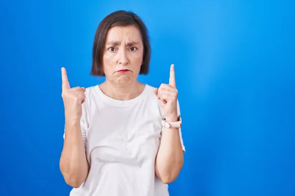 Middle Age Hispanic Woman Standing Blue Background Pointing Looking Sad — Stock Photo, Image