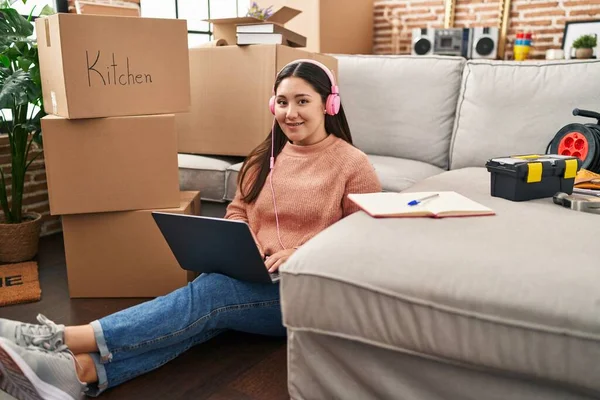 Young Hispanic Woman Using Laptop Headphones Sitting Floor New Home — Foto de Stock