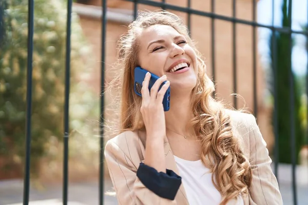 Genç Sarışın Kadın Gülümsüyor Parktaki Akıllı Telefondan Konuşuyor — Stok fotoğraf