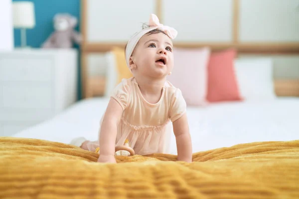 Bedårande Barn Sitter Sängen Med Avslappnat Uttryck Sovrummet — Stockfoto