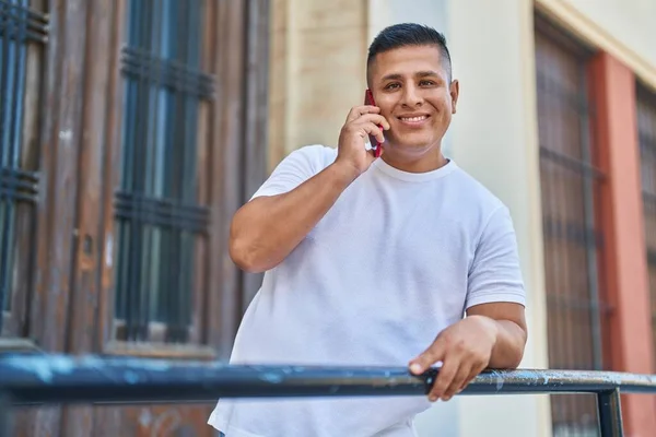 Junger Lateinischer Mann Lächelt Selbstbewusst Und Spricht Auf Der Straße — Stockfoto