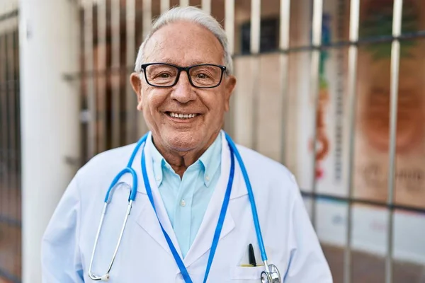 Uomo Anziano Indossando Uniforme Medico Piedi Strada — Foto Stock