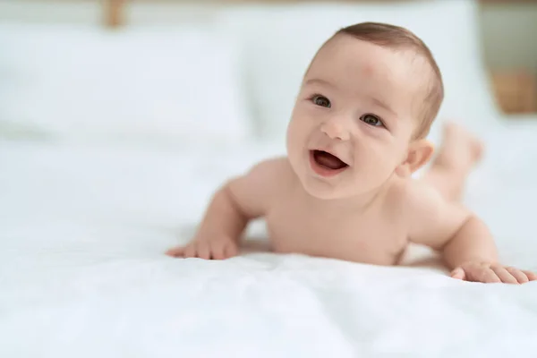 스러운 아기가 침대에 자신있게 미소짓는 — 스톡 사진