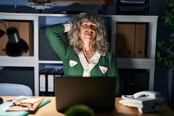 Mulher Meia Idade Trabalhando Noite Usando Computador Portátil Sorrindo Confiante — Fotografia de Stock