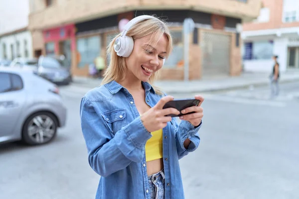 Young Blonde Woman Smiling Confident Playing Video Game Street — ストック写真