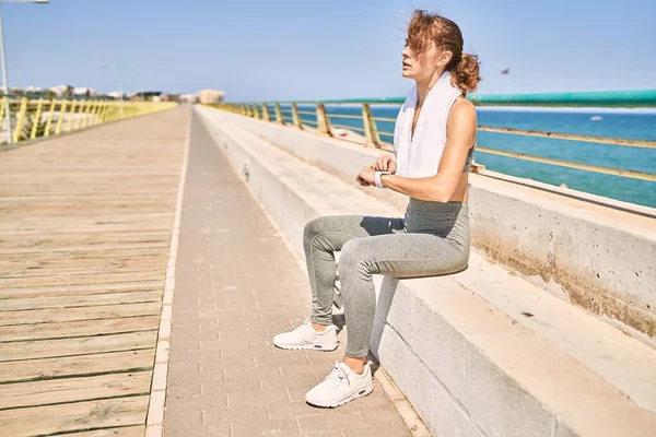 Jonge Blanke Vrouw Draagt Sportkleding Kijken Horloge Aan Zee — Stockfoto