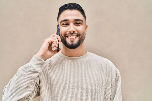 Ung Arabiska Man Ler Säker Talar Smartphone Över Vit Isolerad — Stockfoto