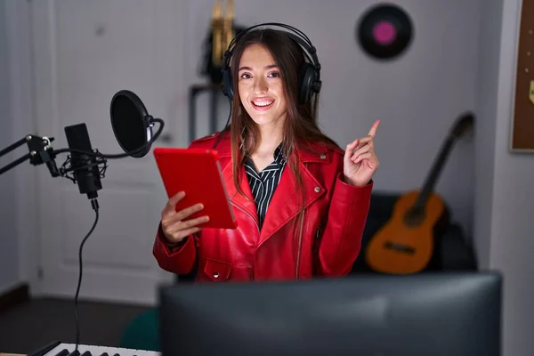 Junge Brünette Frau Singt Lied Mit Mikrofon Lächelt Glücklich Zeigt — Stockfoto