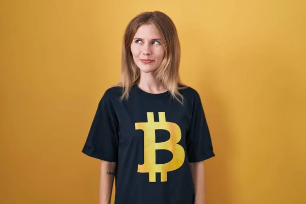Blondýny Běloška Žena Sobě Bitcoin Shirt Úsměvem Dívá Strany Zírá — Stock fotografie